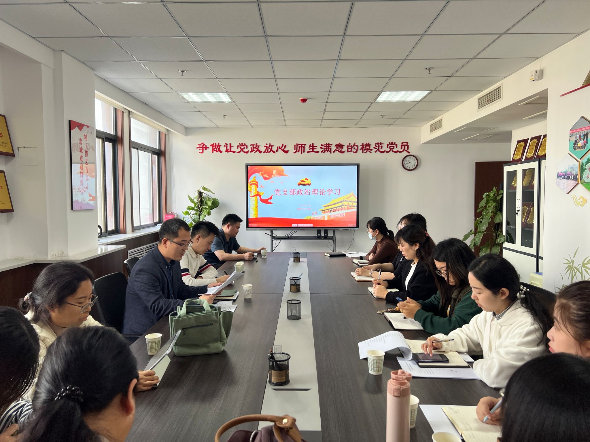 beat365中国在线体育办公室党支部联合护航工作室开展法律知识交流活动